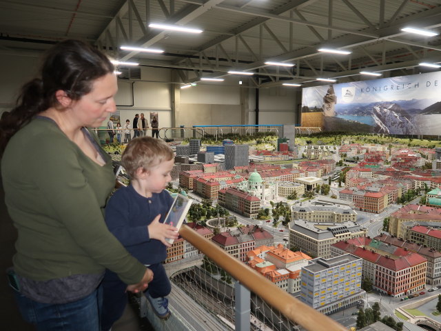 Sabine und Nils beim Eisenbahnmodell