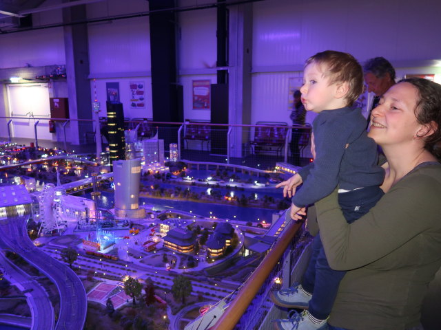 Nils und Sabine beim Eisenbahnmodell