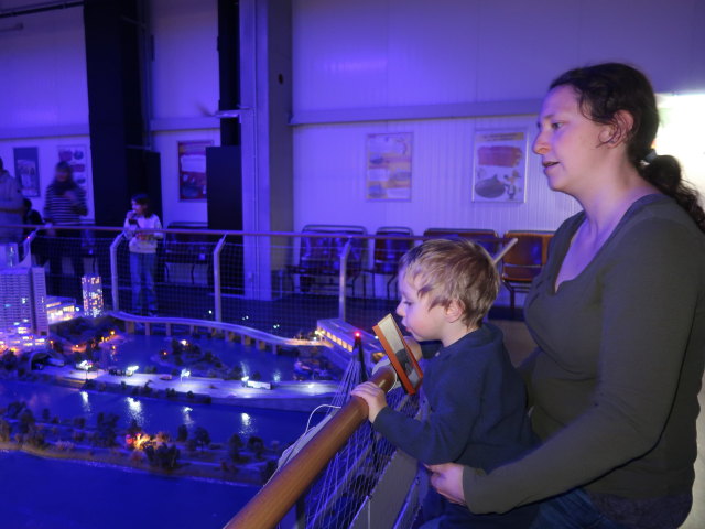 Nils und Sabine beim Eisenbahnmodell
