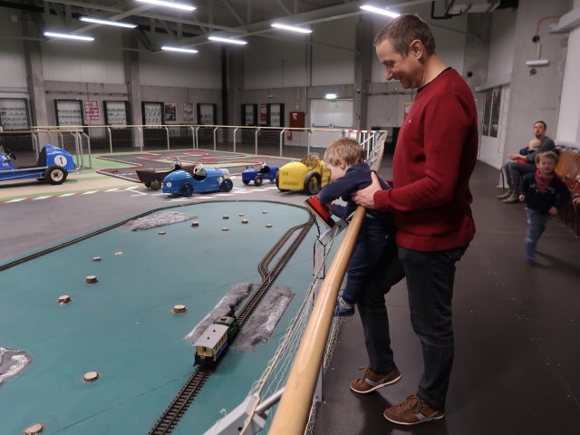 Nils und ich beim steuerbaren Mini-Zug
