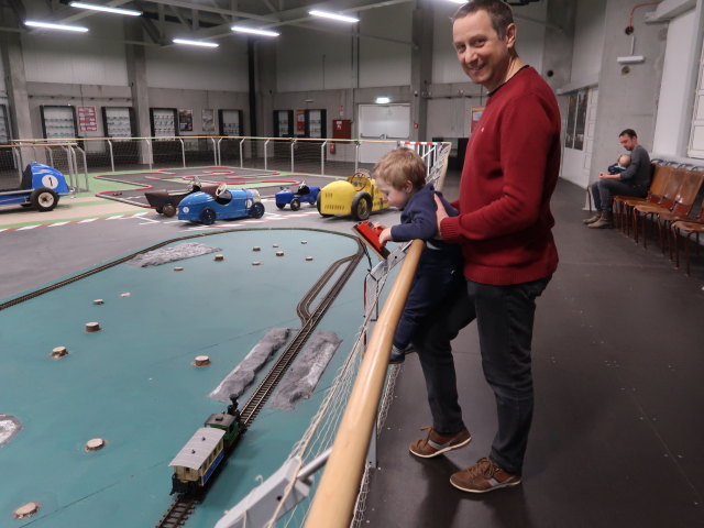 Nils und ich beim steuerbaren Mini-Zug