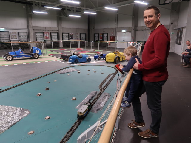 Nils und ich beim steuerbaren Mini-Zug