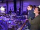 Nils und Sabine beim Eisenbahnmodell