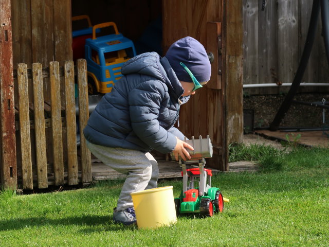 Nils im Garten meiner Eltern