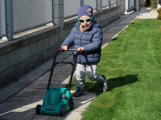 Nils im Garten meiner Eltern