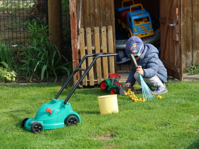 Nils im Garten meiner Eltern