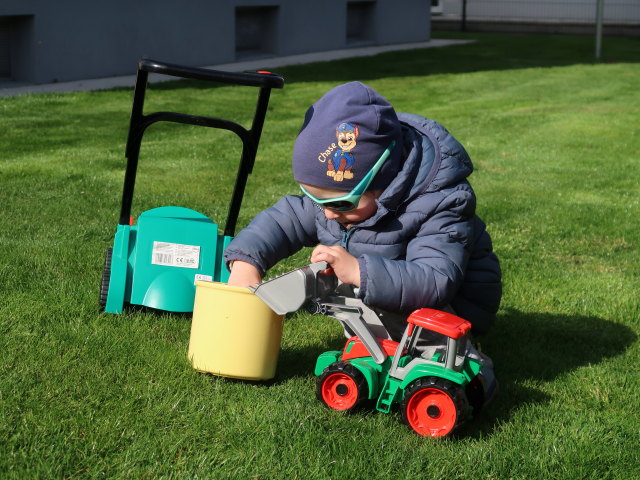 Nils im Garten meiner Eltern