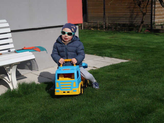 Nils im Garten meiner Eltern