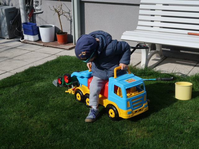 Nils im Garten meiner Eltern