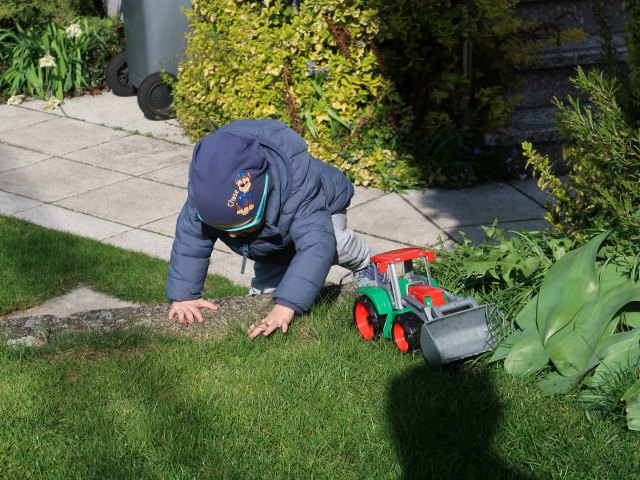 Nils im Garten meiner Eltern