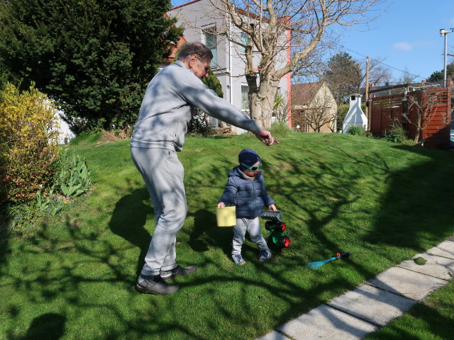 Papa und Nils im Garten meiner Eltern