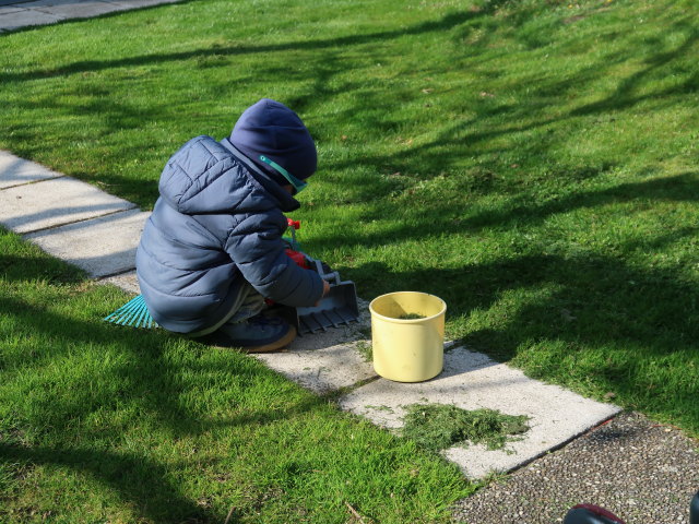 Nils im Garten meiner Eltern