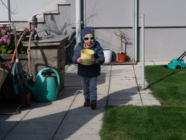 Nils im Garten meiner Eltern