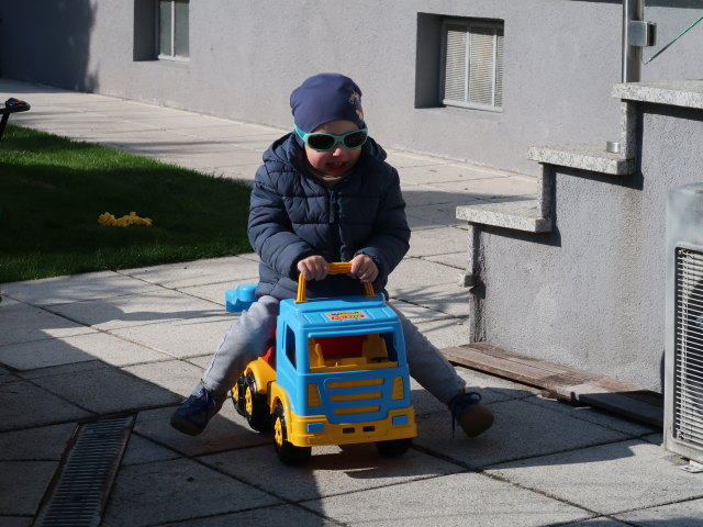 Nils im Garten meiner Eltern