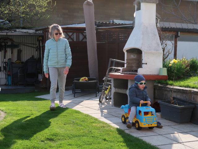 Mama und Nils im Garten meiner Eltern