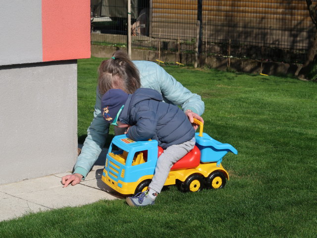Mama und Nils im Garten meiner Eltern