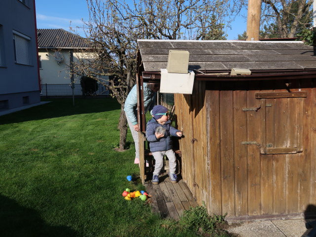 Mama und Nils im Garten meiner Eltern