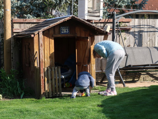 Nils und Mama im Garten meiner Eltern