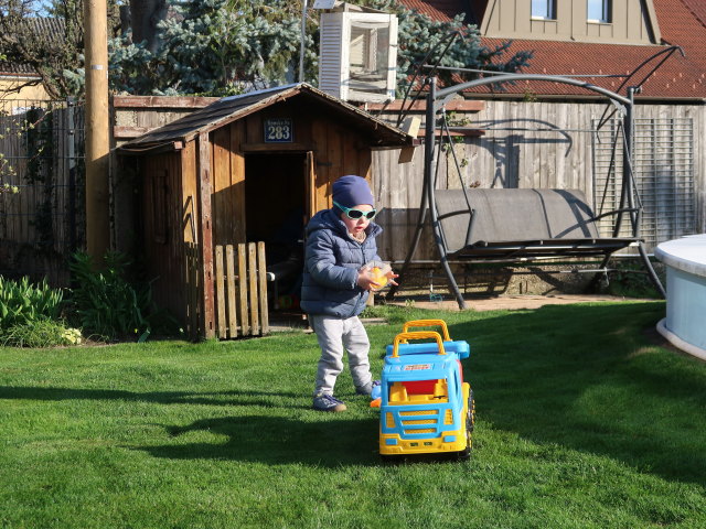 Nils im Garten meiner Eltern