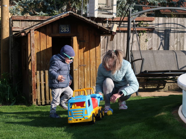 Nils und Mama im Garten meiner Eltern