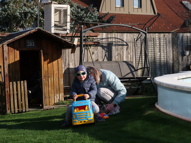 Nils und Mama im Garten meiner Eltern