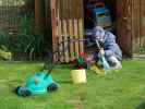 Nils im Garten meiner Eltern