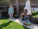 Mama und Nils im Garten meiner Eltern