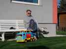 Papa und Nils im Garten meiner Eltern