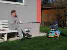 Papa und Nils im Garten meiner Eltern
