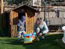 Nils und Mama im Garten meiner Eltern