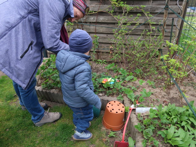 Sabine und Nils im Garten meiner Eltern