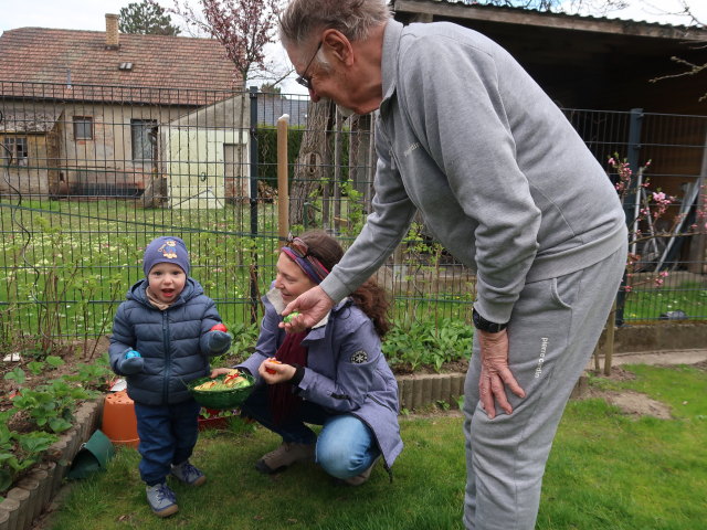 Nils, Sabine und Papa im Garten meiner Eltern