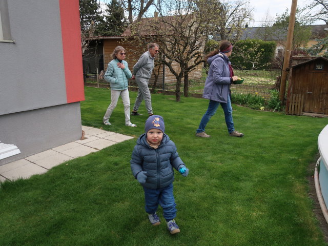 Mama, Papa, Nils und Sabine im Garten meiner Eltern