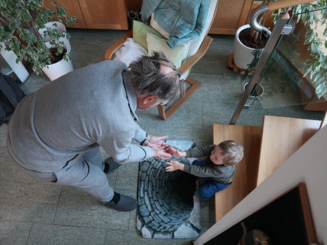 Papa und Nils im Haus meiner Eltern
