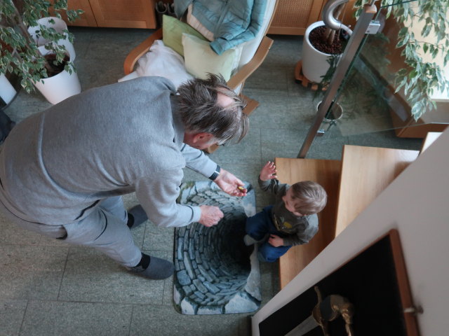Papa und Nils im Haus meiner Eltern