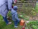 Sabine und Nils im Garten meiner Eltern