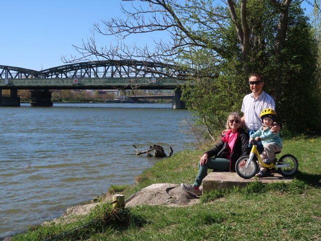 Mama, ich und Nils zwischen Georg-Danzer-Steg und Brigittenauer Br&uuml;cke