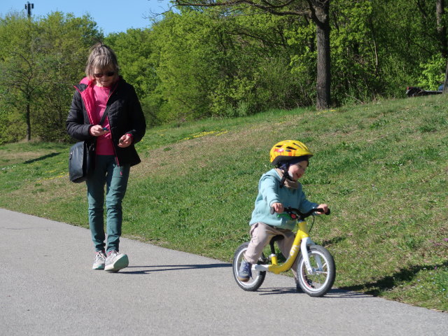 Mama und Nils zwischen Brigittenauer Br&uuml;cke und Reichsbr&uuml;cke