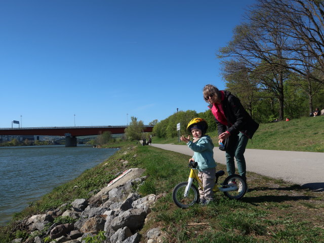 Nils und Mama zwischen Brigittenauer Br&uuml;cke und Reichsbr&uuml;cke