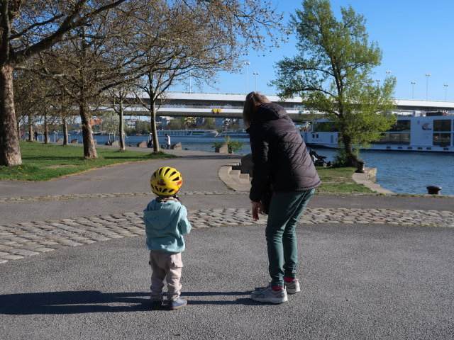 Nils und Mama zwischen Brigittenauer Br&uuml;cke und Reichsbr&uuml;cke