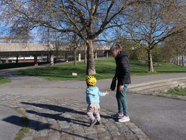 Nils und Mama zwischen Brigittenauer Br&uuml;cke und Reichsbr&uuml;cke