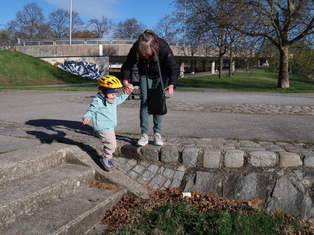 Nils und Mama zwischen Brigittenauer Br&uuml;cke und Reichsbr&uuml;cke