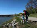 Nils und Mama zwischen Brigittenauer Br&uuml;cke und Reichsbr&uuml;cke