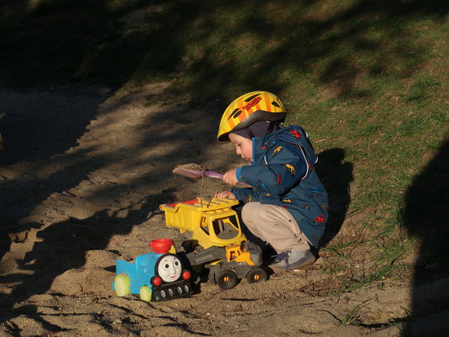 Nils am Spielplatz im Josef-Gr&ouml;ssing-Park