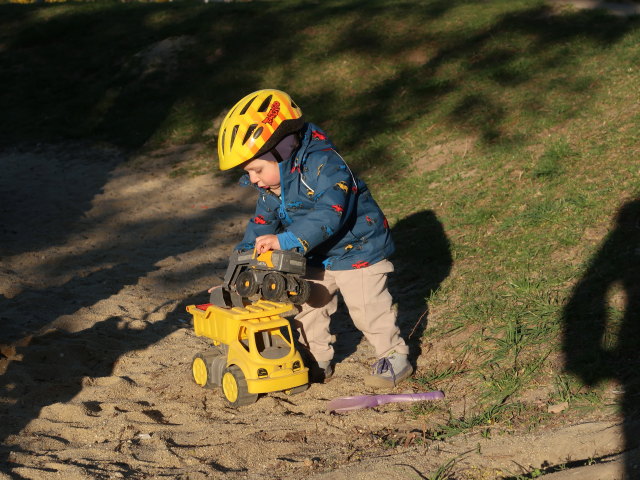 Nils am Spielplatz im Josef-Gr&ouml;ssing-Park