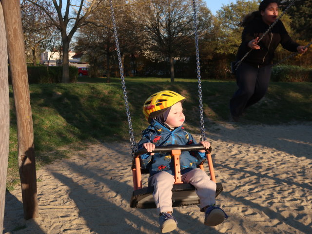 Nils am Spielplatz im Josef-Gr&ouml;ssing-Park