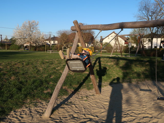 Nils am Spielplatz im Josef-Gr&ouml;ssing-Park