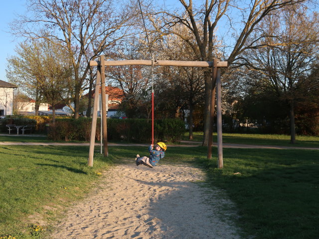 Nils am Spielplatz im Josef-Gr&ouml;ssing-Park