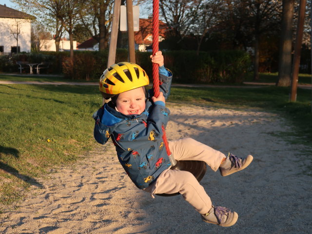 Nils am Spielplatz im Josef-Gr&ouml;ssing-Park