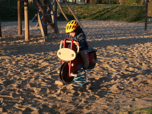 Nils am Spielplatz im Josef-Gr&ouml;ssing-Park